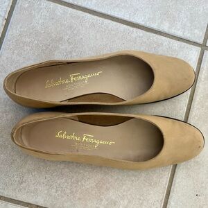 Salvatore Ferragamo Women's Tan Flats size 8